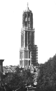 835550 Gezicht op de Domtoren (Domplein) te Utrecht, tijdens de restauratie, met het onderste vierkant in steigers, uit ...
